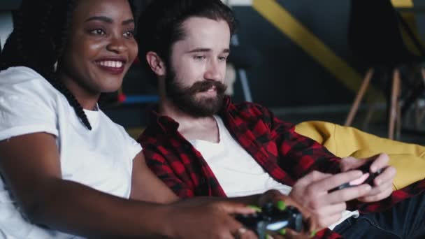 Retrato de mulher afro-americana e homem barbudo com joysticks — Vídeo de Stock