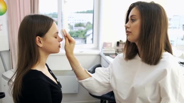 Konstnär och klient i en process för att göra makeup i skönhetssalong — Stockvideo