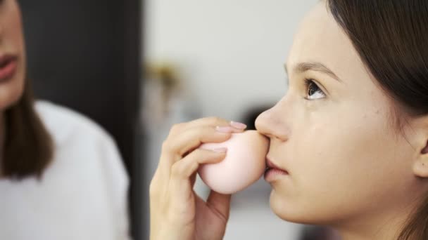 Künstler und Klient in einem Prozess der Make-up im Schönheitssalon — Stockvideo