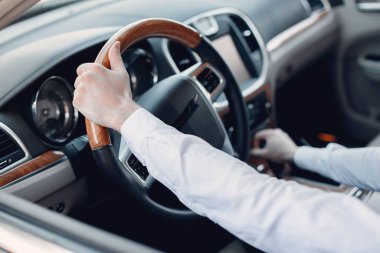 Bir araba salonunda yakışıklı ve zarif bir adam.