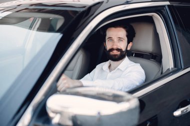 Bir araba salonunda yakışıklı ve zarif bir adam.