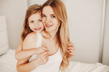 Sevimli sarışın kızı annesiyle