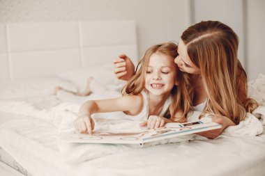 Sevimli sarışın kızı annesiyle