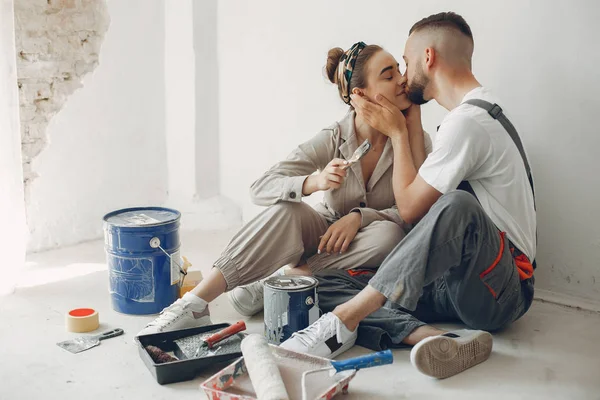 De jonge en schattige familie repareert de kamer — Stockfoto