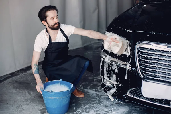 Hombre lavando su coche en un garaje — Foto de Stock