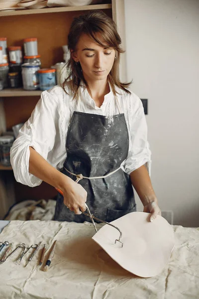 젊은 여자가 도기로 요리를 한다 — 스톡 사진