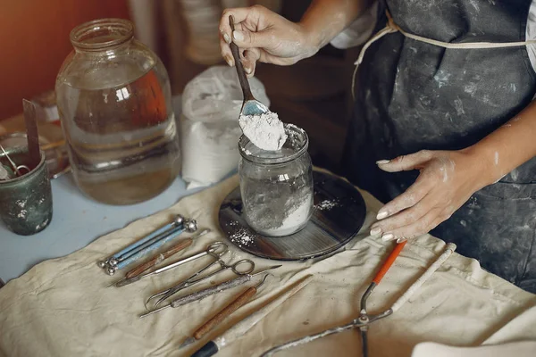 A young woman makes dishes in a pottery — Stock Photo, Image