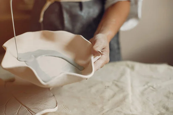 Mladá žena dělá nádobí z keramiky. — Stock fotografie