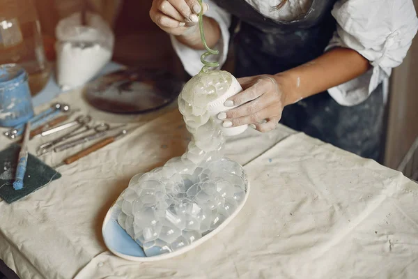 A young woman makes dishes in a pottery — Stock Photo, Image