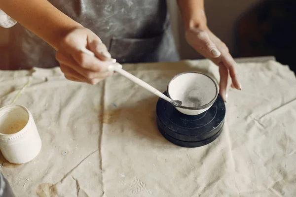 Uma jovem faz pratos em uma cerâmica — Fotografia de Stock