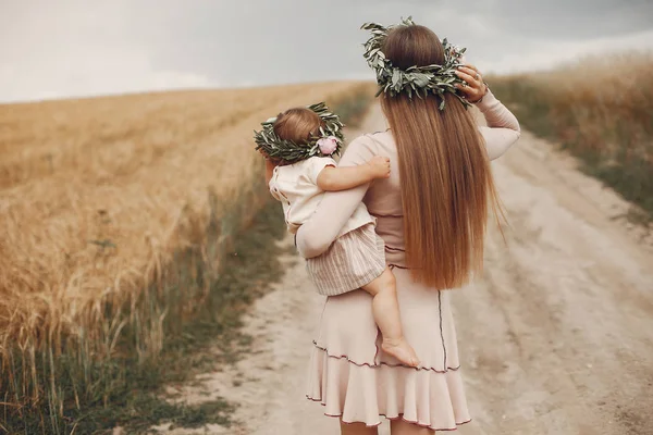 Mutter mit Tochter spielt auf einem Sommerfeld — Stockfoto