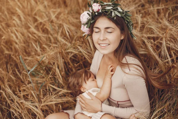 Elegantní matka s roztomilou dceruškou v poli — Stock fotografie