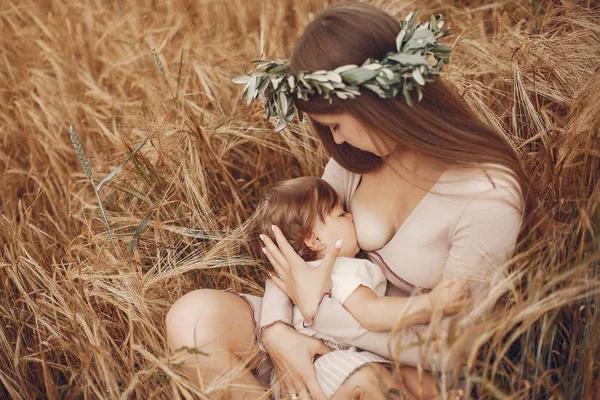 Elegant mamma med söt liten dotter på ett fält — Stockfoto