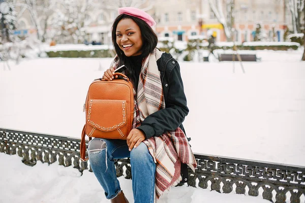 Menina preta elegante em uma cidade de inverno — Fotografia de Stock