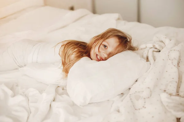 Little girl lying in a bad — Stock Photo, Image