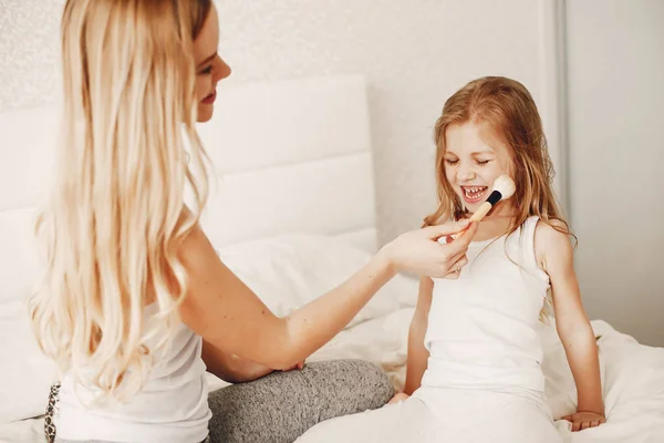 Mutter mit süßer blonder Tochter — Stockfoto