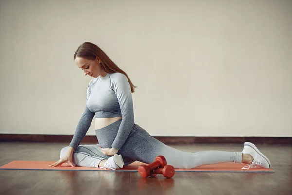 Pregnant woman training in a gym — ストック写真