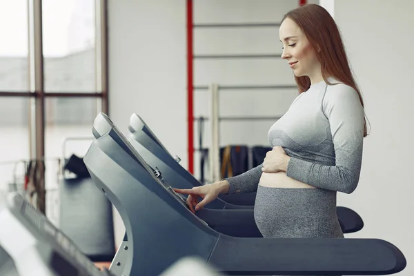Pregnant woman training in a gym — Stock Photo, Image