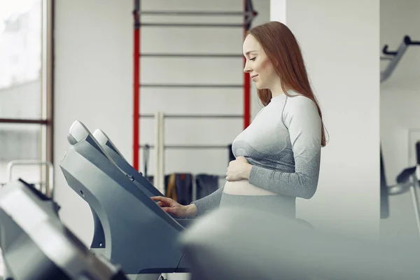 Pregnant woman training in a gym — Stock Photo, Image