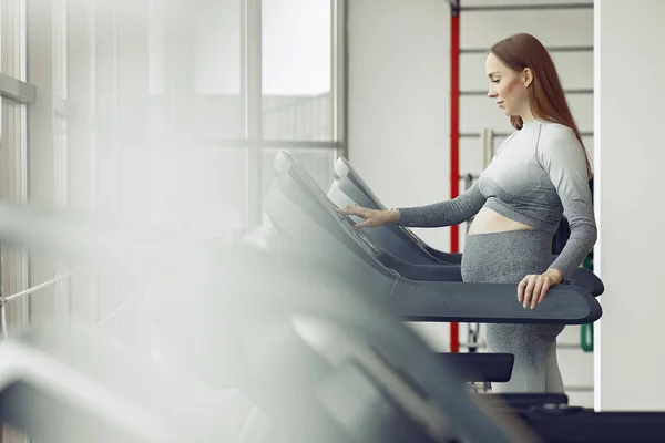 Pregnant woman training in a gym — Stock Photo, Image