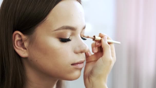 Maquillaje artista pintura niñas párpados en salón de belleza — Vídeo de stock