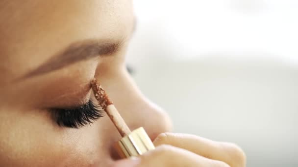 Makeup artist painting girls eyelids in beauty salon — 비디오