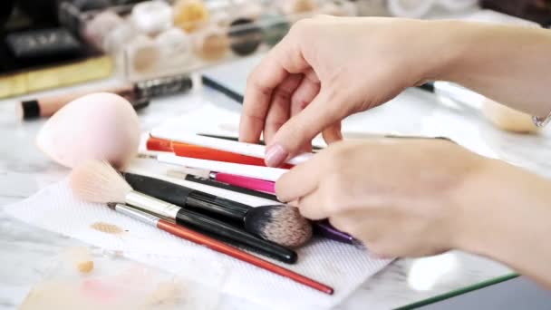 Primer plano de cosméticos y herramientas para hacer maquillaje en el salón de belleza — Vídeos de Stock