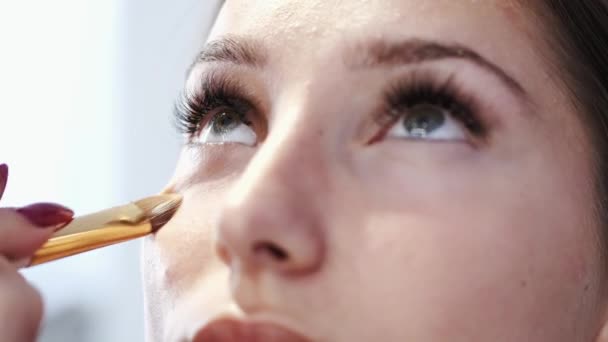 Cropped view of girls face with makeup in beauty salon — 비디오