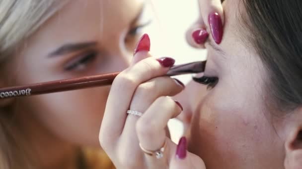 Zbliżenie makijaż artysta robi makijaż dla klient w salon — Wideo stockowe