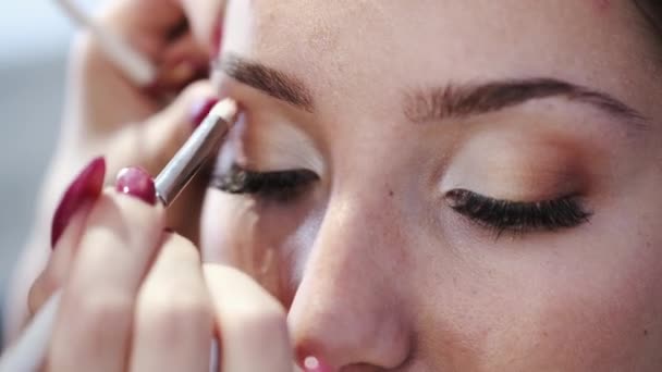 Beskuren utsikt över flickor ansikte med makeup i skönhetssalong — Stockvideo