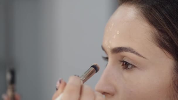 Beskuren bild av flickor ansikte i processen för att göra makeup — Stockvideo