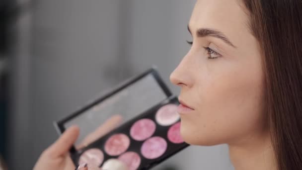Beskuren bild av flickor ansikte i processen för att göra makeup — Stockvideo