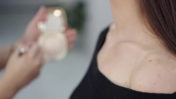 Обрезанный вид процесса придания тонуса коже в салоне — стоковое видео