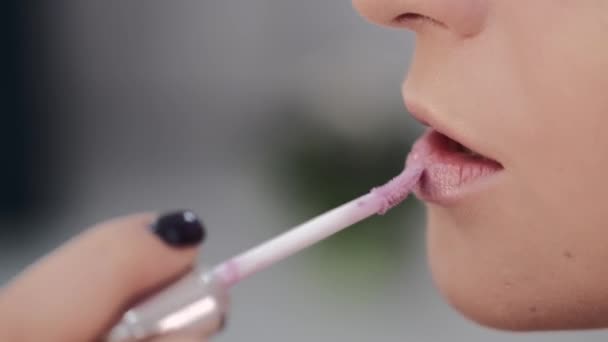 Primer plano del proceso de colorear los labios de los clientes en el salón de belleza — Vídeo de stock