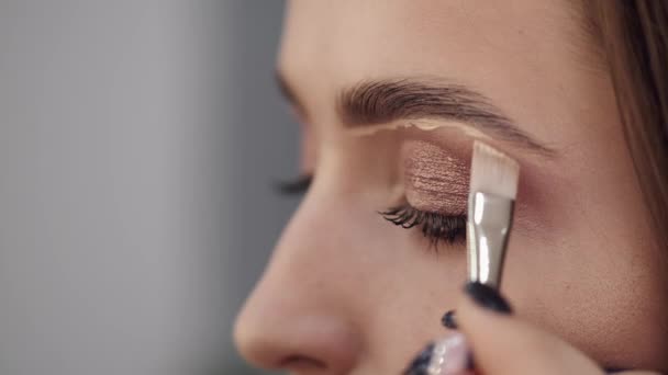 Gewassen weergave van meisjes gezicht in het proces van make-up — Stockvideo