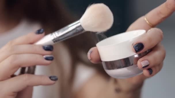 Truccatore che tiene cosmetici e pennello in studio di bellezza — Video Stock