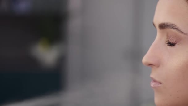 Cropped view of womans face with closed eyes in salon — 비디오