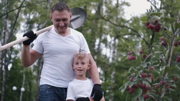 The father and son gardeners are showing their thumbs up — Stok video