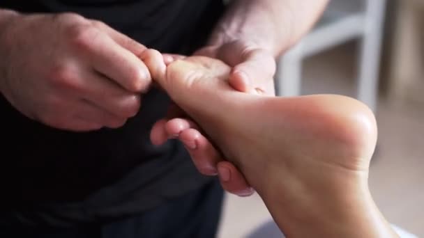 Massagista fazendo massagem nos pés para mulher adulta no spa — Vídeo de Stock