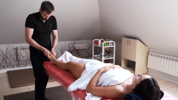 Masseur gör fotmassage till vuxen kvinna i spa — Stockvideo