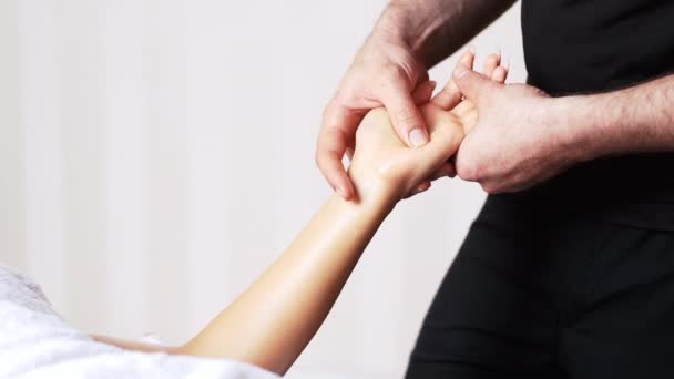 Masajista haciendo masaje de manos a la mujer en el salón de spa — Vídeos de Stock