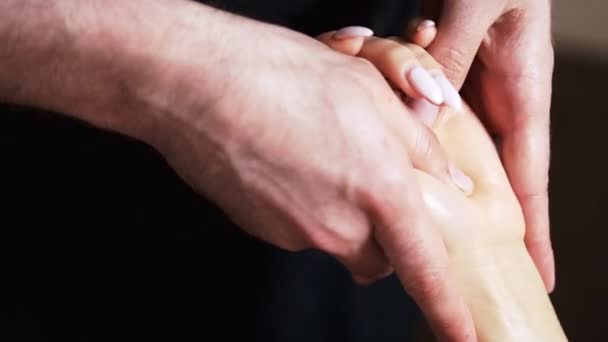 Masér dělá ruční masáž ženě v lázeňském salonu