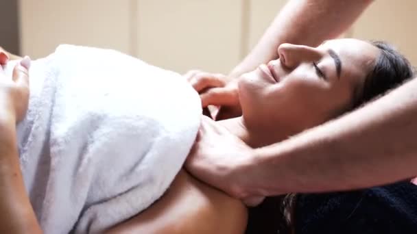 Vista cortada do massagista fazendo massagem de ombro de cura — Vídeo de Stock
