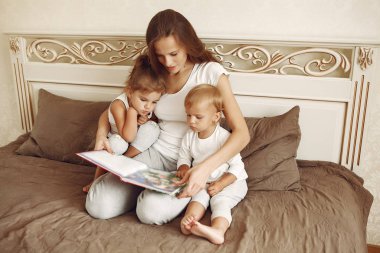 Güzel bir aile tuvalette vakit geçirir.