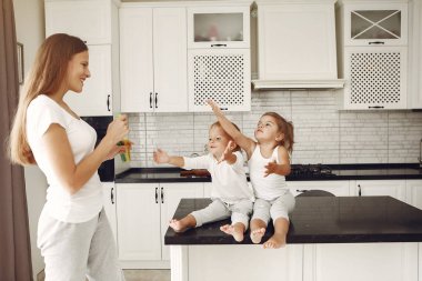 Güzel bir aile mutfakta vakit geçirir.