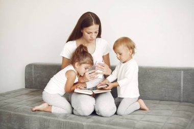 Güzel bir aile tuvalette vakit geçirir.