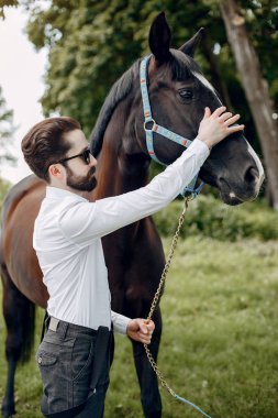 Çiftlikte duran eli olan adam.