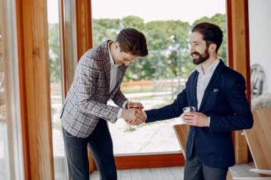 Ofiste çalışan iki işadamı.