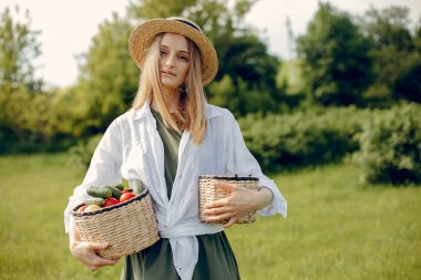 Yaz tarlasında güzel bir kadın