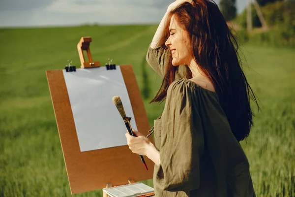 Элегант и красивая девушка, рисующая в поле — стоковое фото